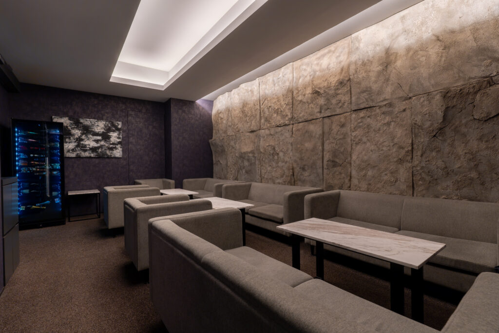 ROOTS TOKYOは店舗内装もとにかく綺麗、の説明